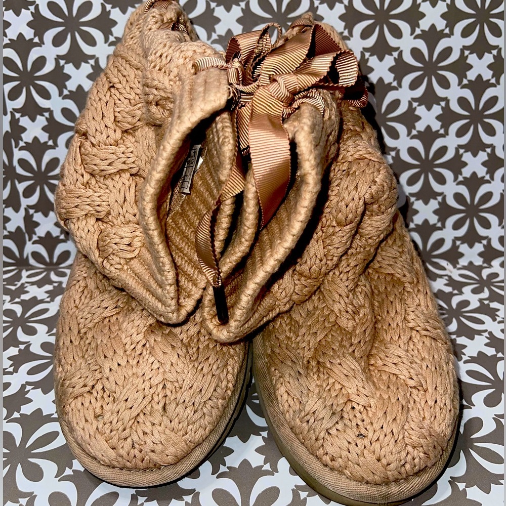 Sweater Lace-Up Back UGGs - Size 8